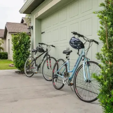 Retreat with bike access/full kitchen/Fence yard/board games/mins from Orlando
