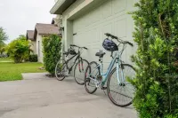 Retreat with bike access/full kitchen/Fence yard/board games/mins from Orlando Hotels in Tavares