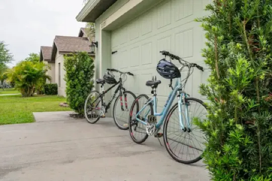 Retreat with bike access/full kitchen/Fence yard/board games/mins from Orlando