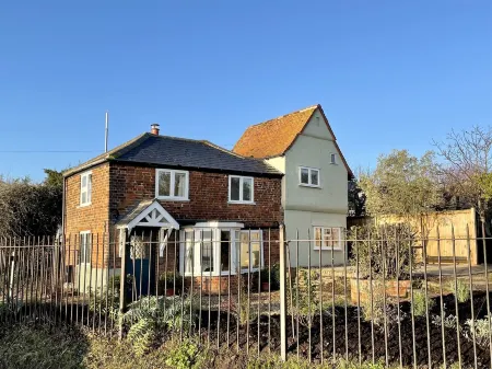 Cosy Coastal 2-Bedroom Cottage with Hot Tub & Log Burner