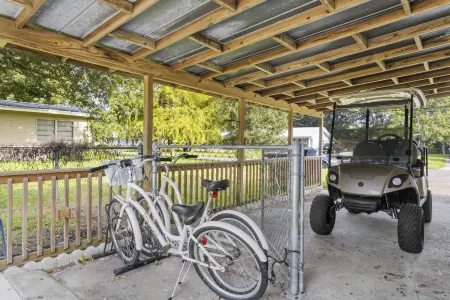 Charming Ocean Springs Home with Golf Cart Отели рядом с достопримечательностью «Шелл»