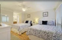 Cozy Family Condo- Beautiful Newly Renovated 2 Bedroom - Near Siesta Key!