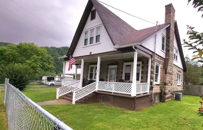 Charismatic 4-bedroom home on the New River