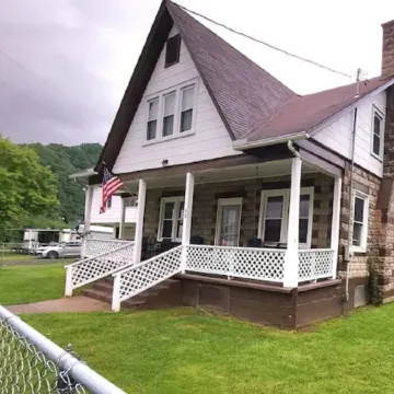 Charismatic 4-bedroom home on the New River