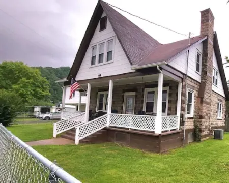 Charismatic 4-bedroom home on the New River ニュー・リバーのホテル