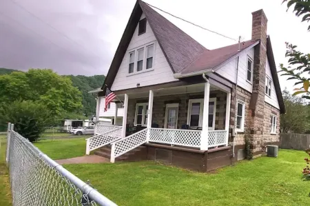 Charismatic 4-bedroom home on the New River