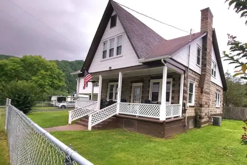 Charismatic 4-bedroom home on the New River