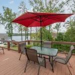 Charming home with lake views Hotels in Bracey