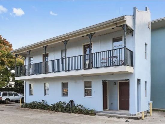 Cute 2bed 1.5ba Townhouse 10min walk to French Q with free gated parking