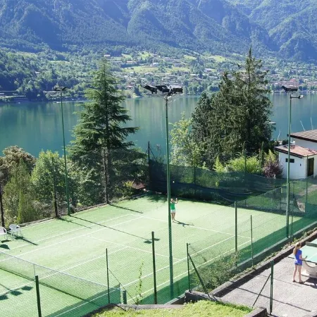 Directly on the lake with terrace