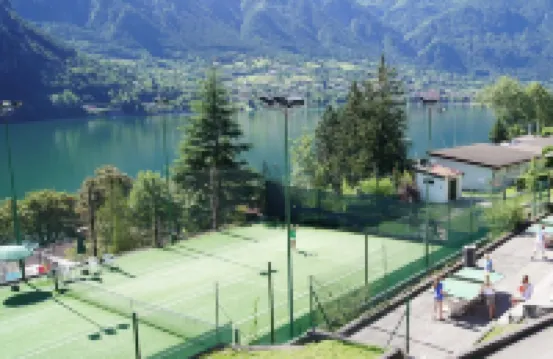 Directly on the lake with terrace for seven people