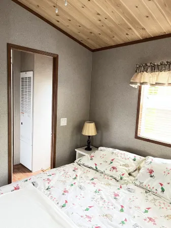 Private beach access - located in a secluded community Отели рядом с достопримечательностью «Нью Дангенесс Лайтхаус»