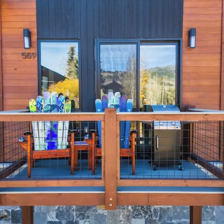 Hot Tub on Rooftop Deck - Mountain/River Views - Gym - EV Charger - 3 Kings