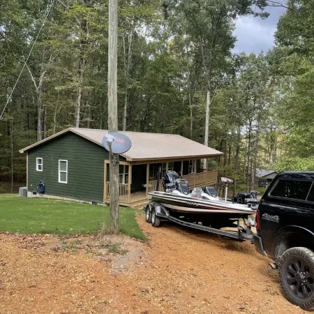 Cozy cabin in the woods.   Close to boat ramp.  Shared 5 bay boat storage