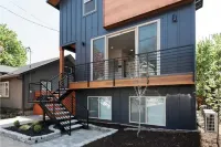 Spotless Modern Steps from the Best Shops and Restaurants. 더 메이즈 앳 더 펌프킨 패치 주변 호텔