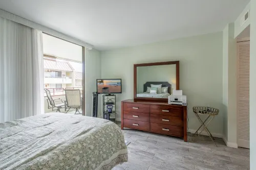 Stylish Top Floor Condo – Partial Ocean View, Pool, Bbqs, Steps to Magic Sands
