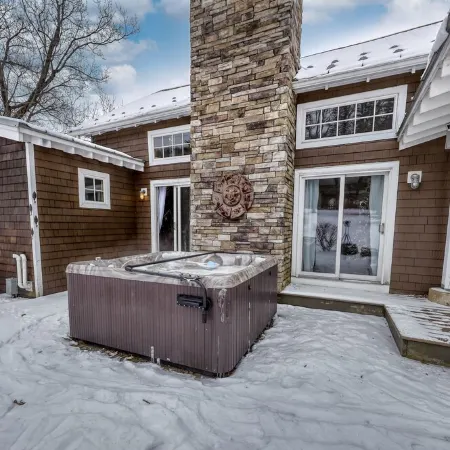 Modern Chalet, 2 Acre lot, HOT TUB and NEW OUTDOOR FIREPIT