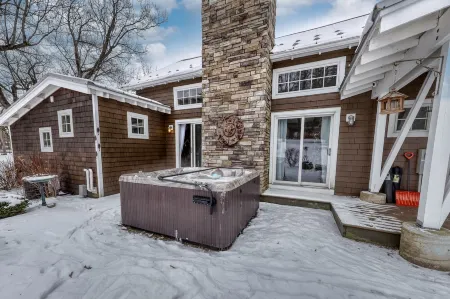 Modern Chalet, 2 Acre lot, HOT TUB and NEW OUTDOOR FIREPIT