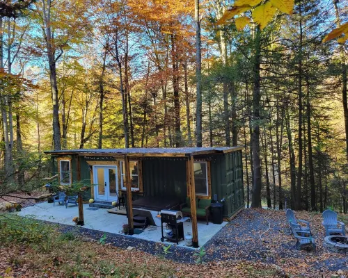 Book Your Adventure Getaway at our Container Cabin near New River Gorge ワイルダーネスのホテル