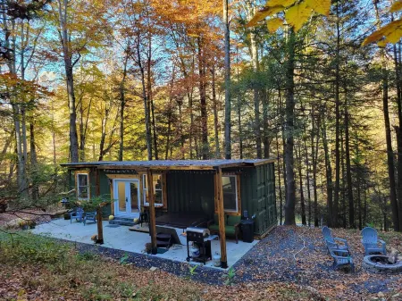 Book Your Adventure Getaway at our Container Cabin near New River Gorge Отели в г. Уайлдернесс