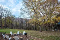 Relaxing Farmhouse, pet friendly, walk to town