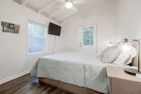 Lazy Creek Cove Cottage on Lake Murray Hotels near Walmart Supercenter