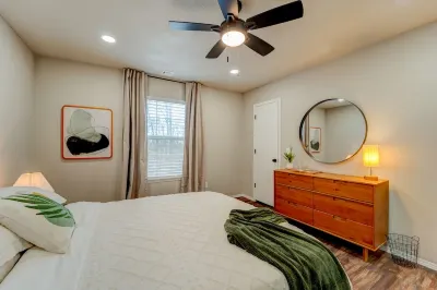 Trailside Modern Home 2-Bed, 1-Bath - Steps from Handcut Hollow Trails Hotels near Frank Lloyd Wright’s Bachman-Wilson House