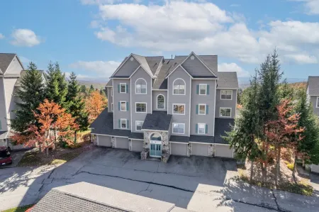 Prime Resort Location, Modern Ski/Out w/ Balcony