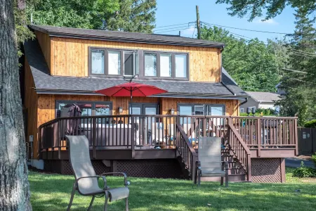 Cheerful Cottage with hot tub Отели в г. Джефферсон