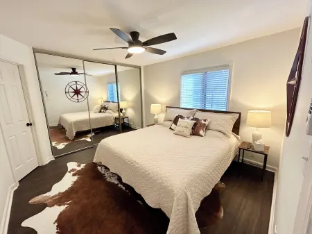 The Rock is located in downtown Blowing Rock. Отели в г. Blowing Rock