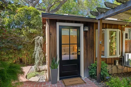 Downtown Palo Alto Gem! Cute, Spotless Guest House Отели рядом с достопримечательностью «The Museum of American Heritage»