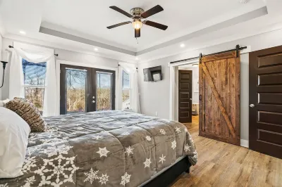 Nashville Getaway!  Just 20 min from Nashville! Amazing views! Peaceful setting! Hotels near Moss-Wright Park