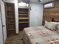 AMRock Cabin - Direct access to Ouachita National Forest and Wolf Pen Gap Polk County 호텔