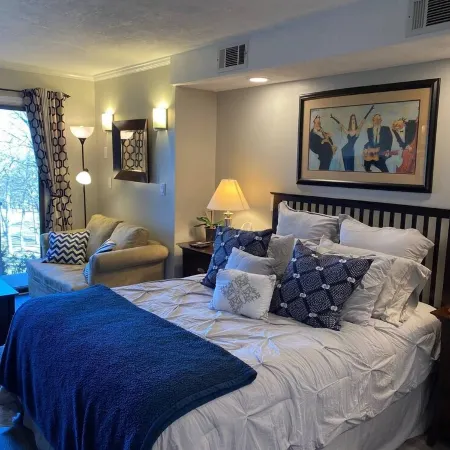 Cozy Studio Overlooking 18 Hole