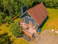 Dog Friendly Poconos Chalet with Fireplace. Close to Lakes, skiing & Kalahari