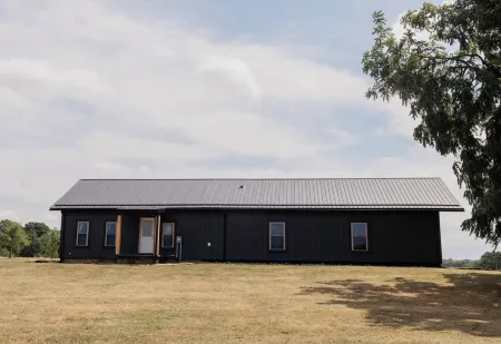 Red Hill Farm's Newly Renovated "Bunkhouse" with Hot tub and Gameroom