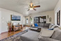 Downtown Townhouse w/Hot Tub, A/C & Sleeps 8!