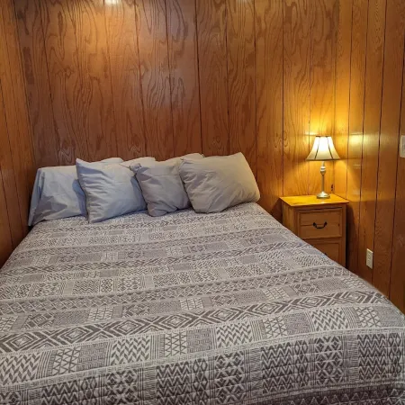 Arnolds Park Cabin with Kayaks, Bikes, and Golf Cart Отели в г. Арнолдс Парк