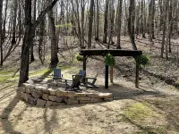 Cozy farmhouse! Pool table, fire pit, minutes to Lake James, downtown Marion!