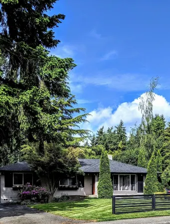 Quiet  Mid- Century Charmer Near Seattle Airport