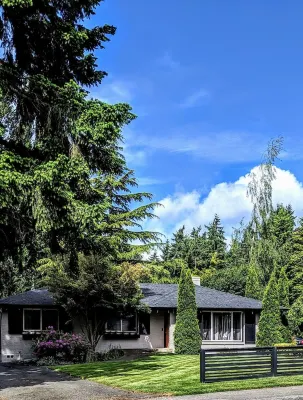 Quiet  Mid- Century Charmer Near Seattle Airport