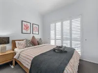 Convenient & Comfy! ~ 2Bed, 2Bath, 2Car, Balcony Hotels in Indooroopilly