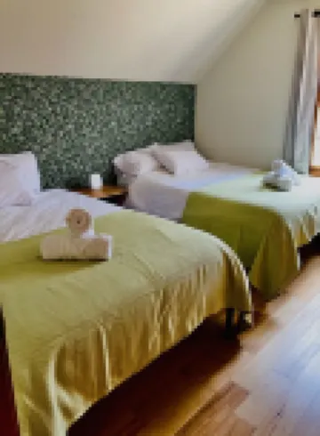 Private Cozy Cabin, Spacious Hot Tub, Soaking Tub. Enjoy!