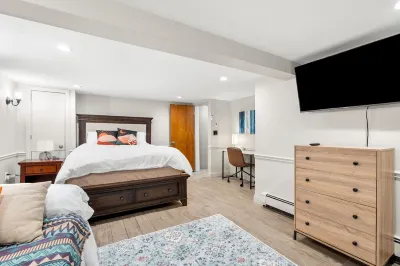 Cozy home with hot tub minutes to downtown Nashua and Shops Hotels near Christmas Tree Shops