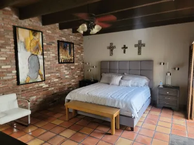 NICE CONDO NEAR I10 WITH 4 QUEEN BEDS VIEWS OF 2 COUNTRIES,  AND 3 STATES. Hôtels à proximité de : Albertsons