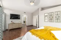 Pool and Jacuzzi + Rock slide + FUN amenities for all! Hotel a Ahwatukee Foothills