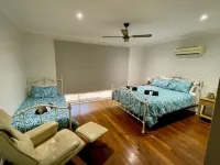 AliMac's Beach Shack   Leeman    Just 200mts from the beach & boat ramp Hotel a Leeman