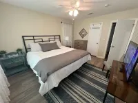 Coastal Comfort 1 mile  from the beach and downtown. HOT TUB and outdoor dining. Hotel in zona Shell