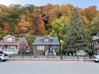 The Riverside Brickhouse- 6 Bedrooms, 2 Bathroom, Riverviews, Grill, AC/Wifi
