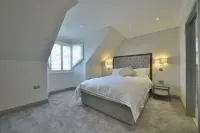 St Andrews 5 Star Luxury Villa,  Garden SPA HotTub, Sauna, Steam Room & parking